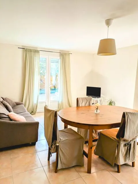 Salon avec canapé et table ronde Côté Oliviers La Villa Jasmin