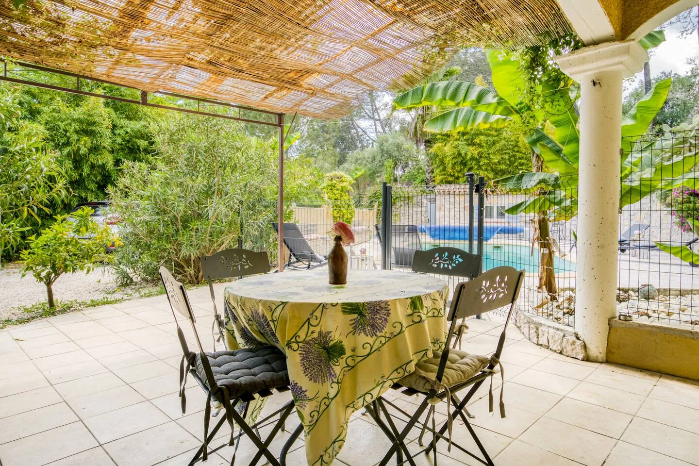 Terrasse avec vue sur la piscine La Villa Jasmin Montauroux