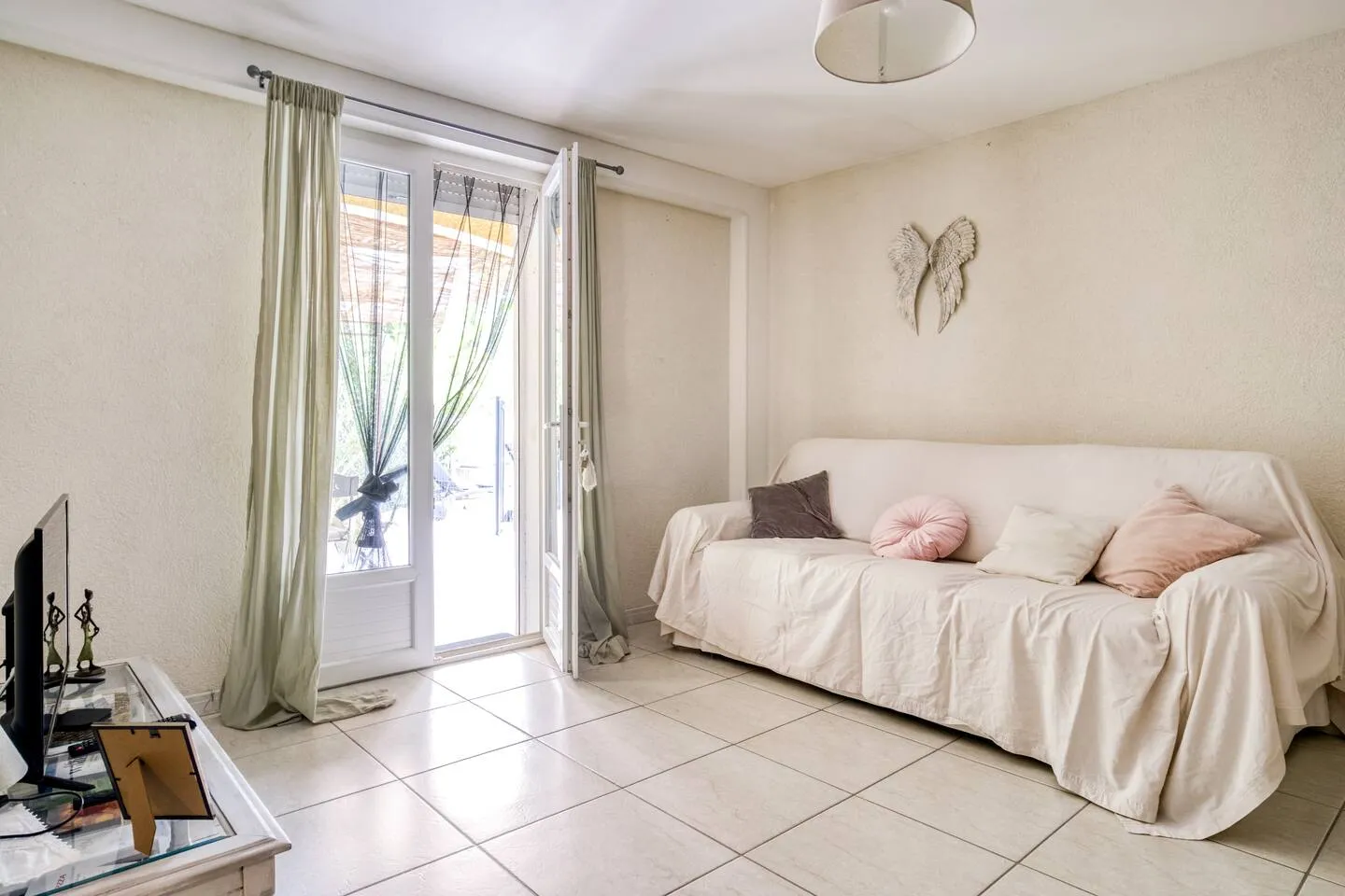 Salon lumineux appartement Côté Piscine La Villa Jasmin Montauroux